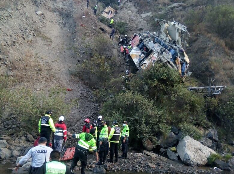 Al menos 21 muertos tras caída de bus a un abismo en Ayacucho, Perú