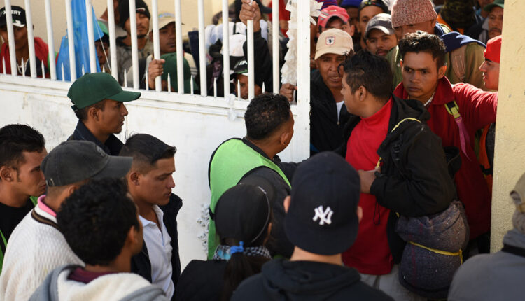 Caravana migrante avanza en Chiapas con temor ante nuevo mandato de Trump