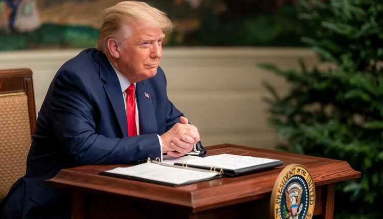 Con orden ejecutiva, Trump elimina nacionalidad por nacimiento