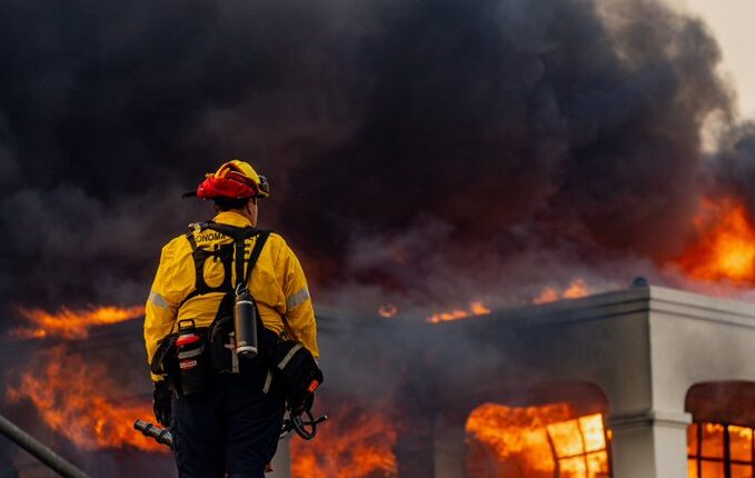Sobrevivientes de incendios de Los Ángeles narran momentos angustiosos