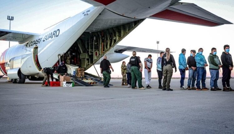 Guardia Costera sigue con vuelos de expulsión de migrantes entre California y Texas