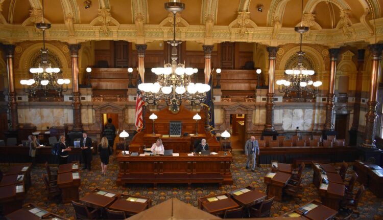 Senado de Kansas aprueba enmienda para elegir jueces por voto popular