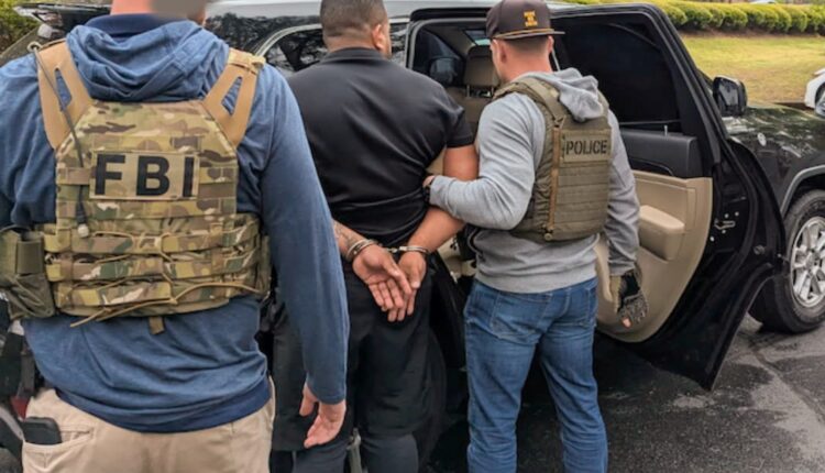 JD Vance: "Biden autorizó invasión de 20 millones de migrantes indocumentados"