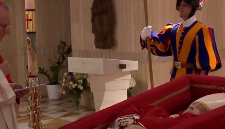 El cuerpo del Papa Francisco permanecerá en capilla ardiente hasta su funeral este sábado