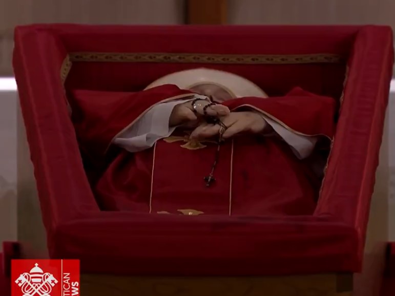 El cuerpo del Papa Francisco permanecerá en capilla ardiente hasta su funeral este sábado