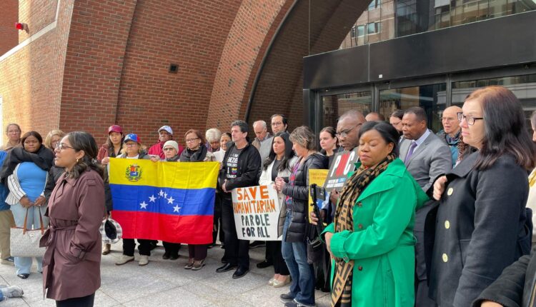 Jueza federal frena intento de Trump de eliminar parole humanitario