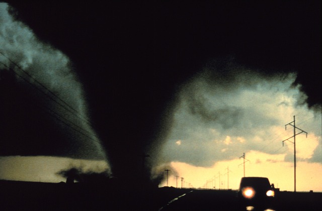 Tornados "grandes y peligrosos" azotan Texas y Oklahoma
