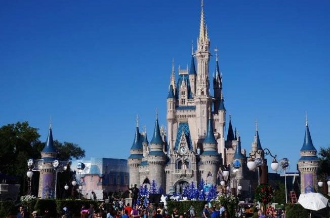 Disney demanda a DeSantis alegando represalias ilegales