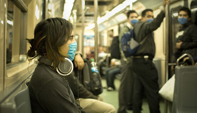 Autoridades sanitarias en Los Ángeles piden usar el tapabocas en lugares públicos cerrados