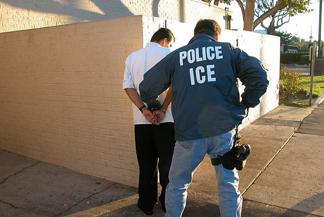 Juez de Florida falla contra política de Biden que beneficia a indocumentados bajo ICE