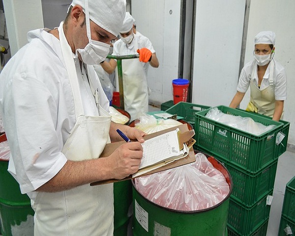 Kansas priorizará a trabajadores de procesadoras de carne para que reciban vacuna anti-COVID-19