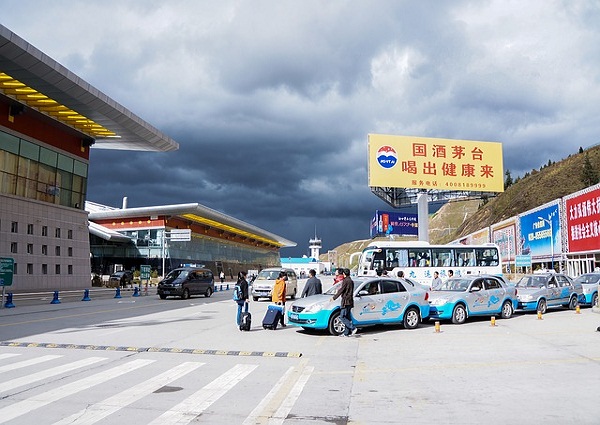 Aeropuertos de China anularon más de 1.000 vuelos tras rebrote de COVID-19