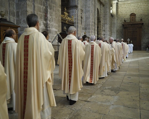 Papa Francisco reforma ley para criminalizar abusos sexuales cometidos por sacerdotes
