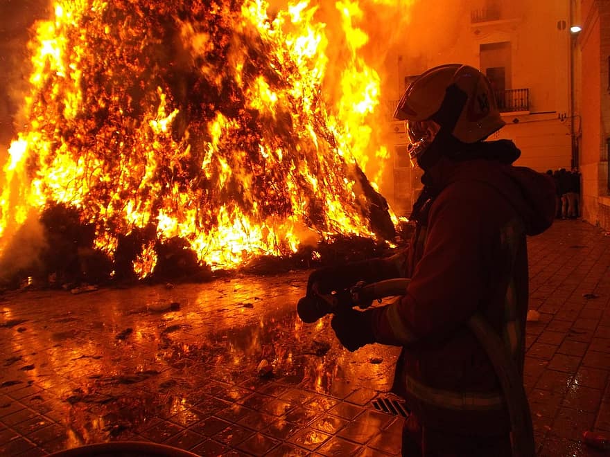 Voraz incendio de una casa en Kansas City deja dos ancianos y un bombero heridos