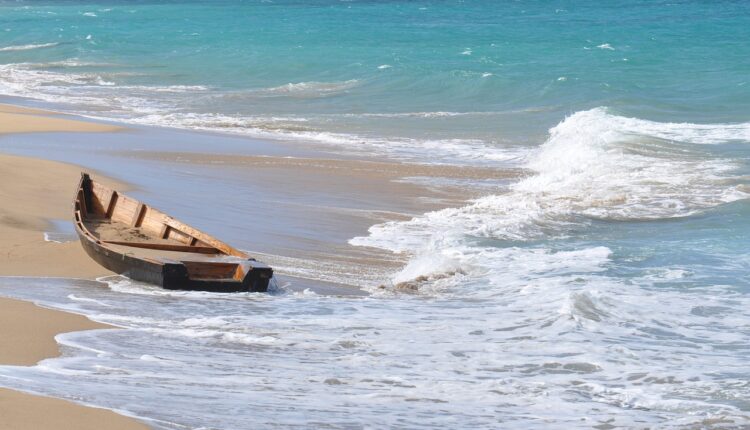 Mueren 8 migrantes durante naufragio de dos botes en las costas de San Diego, California