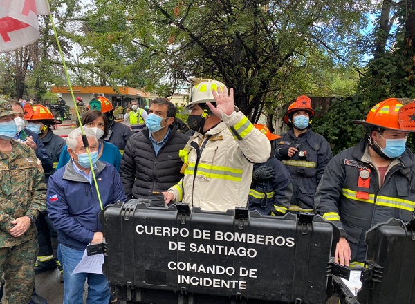 Voraz incendio consume parte del Hospital San Borja en Chile