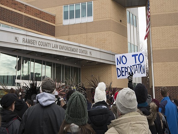 EEUU suspende las deportaciones de inmigrantes durante los próximos 100 días