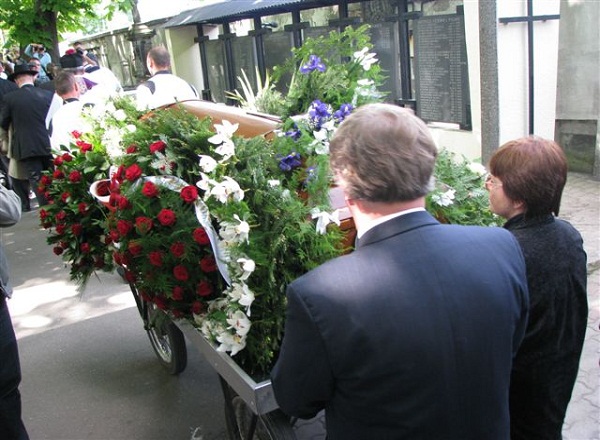 Aumento de muertes por COVID-19 colapsa funerarias en California