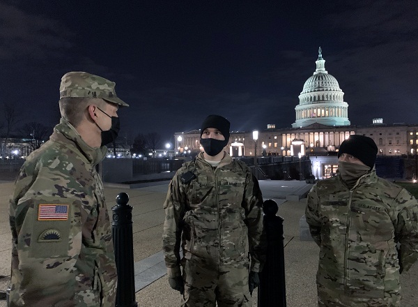Militares que custodian el Capitolio estarán armados en investidura de Biden