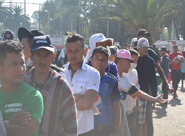 Guardia Nacional y el INM intentan frenar en Oaxaca el "Viacrucis del Migrante"