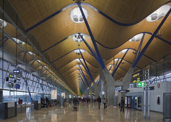 España refuerza controles sanitarios de entrada por la variante ómicron