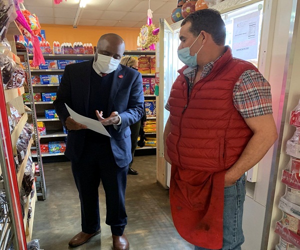 Kansas City, Missouri informó sobre el alcance de la vacuna COVID-19 para residentes hispanos Kansas City, Missouri ofrece información sobre la inscripción de los hispanos para recibir vacuna anticovid