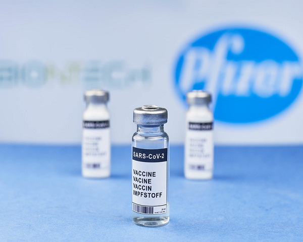 Eficacia de vacuna anticovid de Pfizer cae 47% después de los seis meses