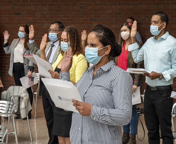 USCIS concede $10 millones para promover la naturalización de inmigrantes