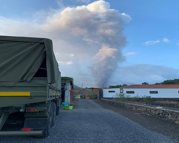 La lava del volcán de La Palma avanza lentamente tras arrasar 240 hectáreas