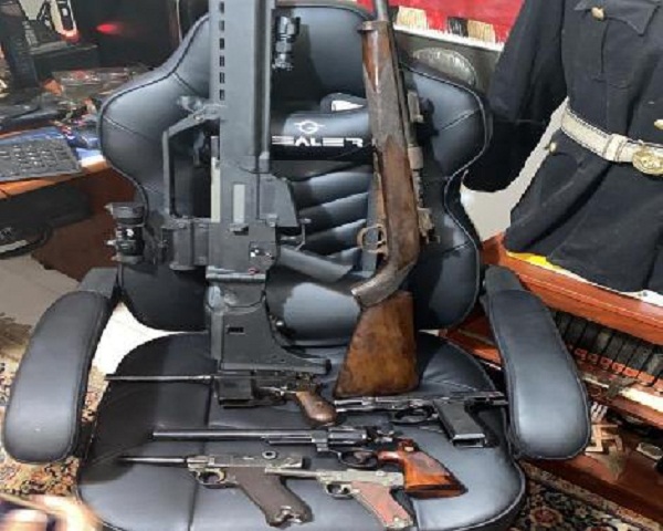 Hallan armas y material nazi en casa de presunto abusador de niños en Brasil
