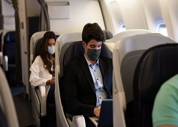 Europa elimina la obligatoriedad del tapabocas para viajeros aéreos