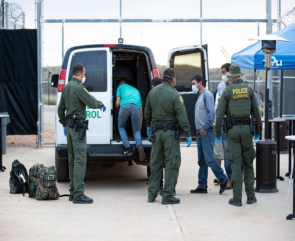 Piden cerrar “máquina” de detención de inmigrantes en fronteras de EEUU