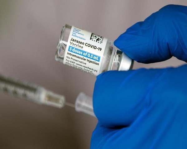 FDA limita uso de la vacuna anticovid de Johnson & Johnson por riesgo de coágulos sanguíneos