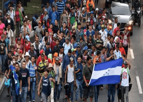 Miles de migrantes salen desde el sur de México en un "viacrucis" hacia la capital