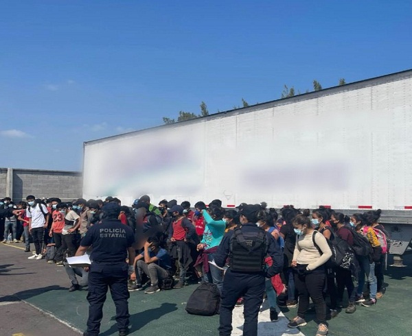 Hallan a 275 migrantes abandonados en caja de tráiler al este de México