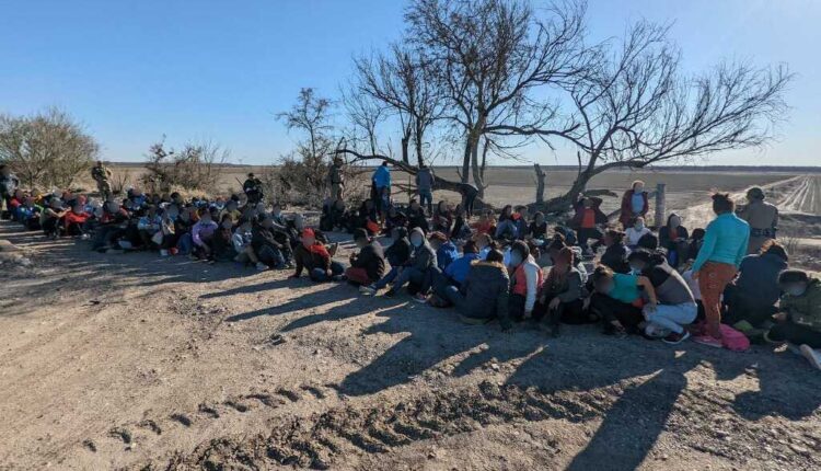 Rescatan a migrantes ocultos en vagones de tren cuando estaban a punto de morir de frío
