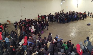 México Rescatan e identifican a 431 personas migrantes transportados en dos tráileres