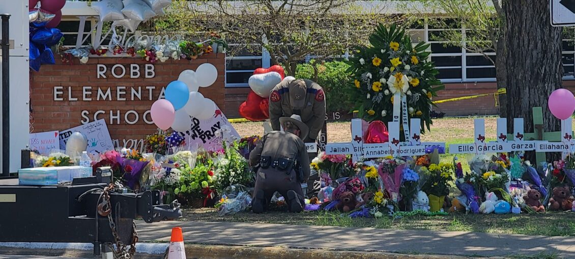 Rinden homenaje en Uvalde a las víctimas del tiroteo en escuela primaria