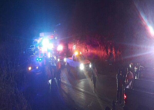 Mueren al menos 17 migrantes en volcamiento de autobús entre Oaxaca y Puebla