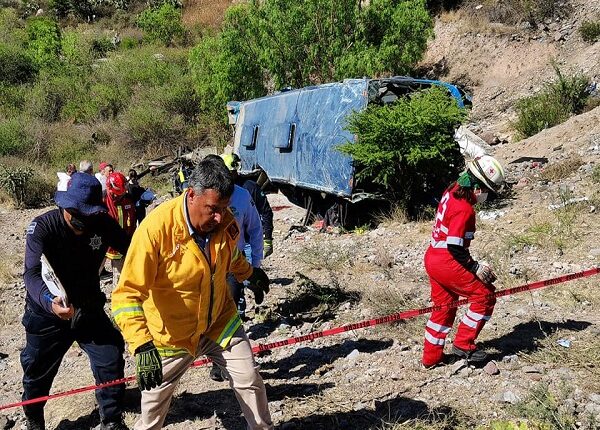 Autobús con migrantes cae por un barranco en San Luis Potosí, México y deja 7 muertos