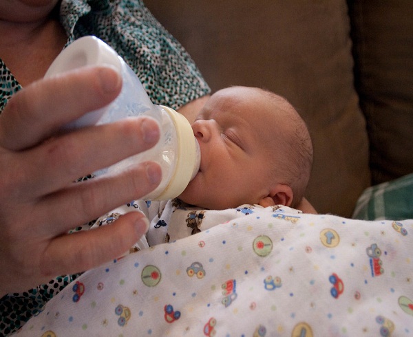 Gobernador de Texas rechaza que den fórmula para bebés a indocumentados