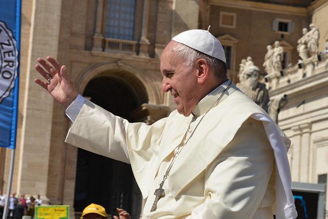 El papa Francisco visita santuario de Fátima en Portugal y reza con presos y jóvenes enfermos