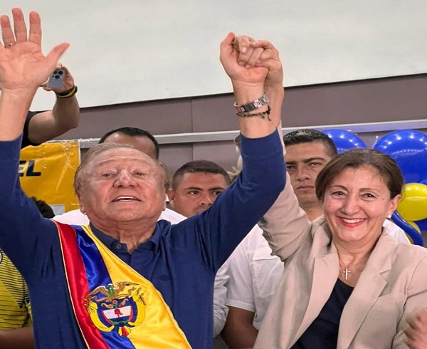 Colombiana Íngrid Betancourt deja carrera presidencial y se une a Rodolfo Hernández
