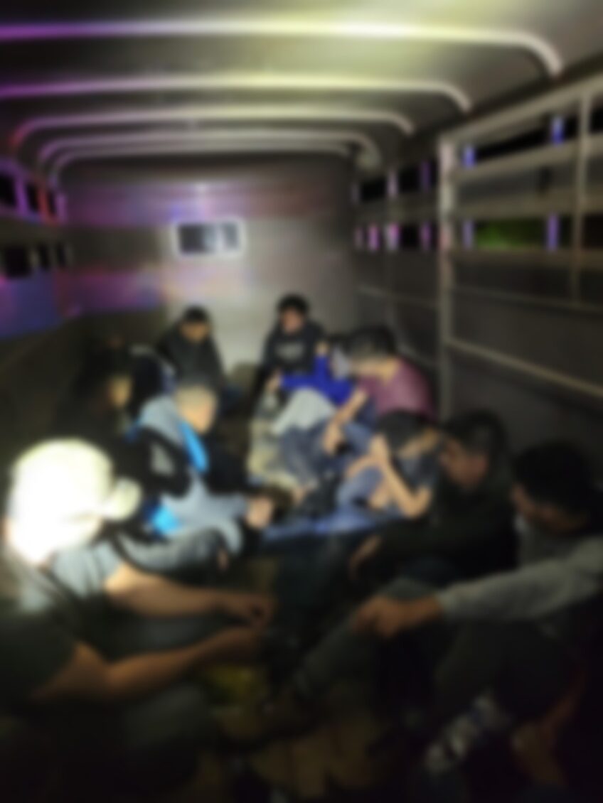 Patrulla Fronteriza descubre a 18 migrantes dentro de un tráiler en el Sector Laredo
