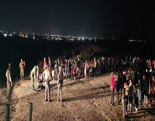 Patrulla Fronteriza de EEUU intercepta a 414 migrantes en tres grandes grupos