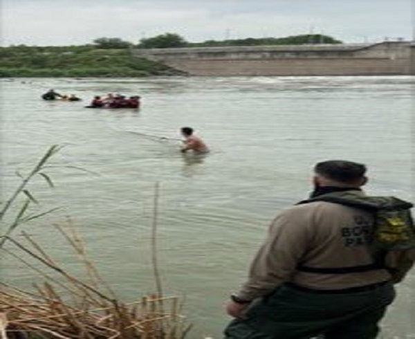 “Lancheros” venezolanos en la frontera cargan a migrantes al cruzar el Río Grande para subsistir