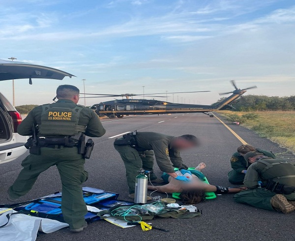En EEUU rescatan a migrante que quedó atrapado en una tubería de drenaje de cemento