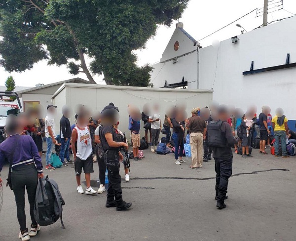 En México recatan a más de 250 migrantes hacinados en dos autobuses