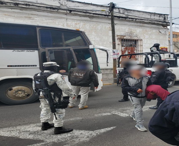 En México recatan a más de 250 migrantes hacinados en dos autobuses
