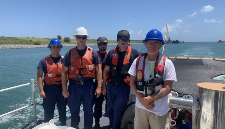 Guardia Costera de EEUU rescata a un hombre de un barco volcado a 69 millas al este de Smyrna Beach